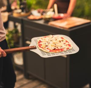 Pizzaspade Perforerad 64cm