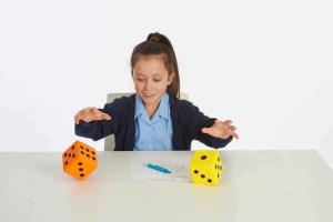 Stora tysta pricktärningar 2-pack 8x8-cm