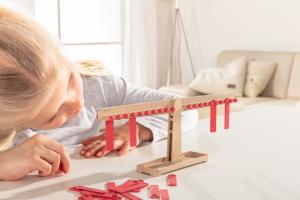 Elev Talens balansvåg i Re-Wood inkl. 22 brickor