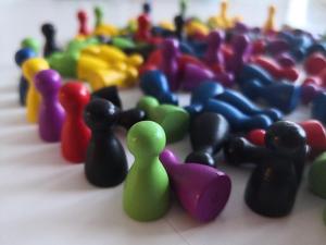 Spelpjäser i trä 120-pack