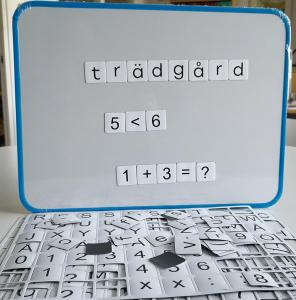 Whiteboard 30x40 + Magnetiska bokstäver, siffror & tecken 420 st