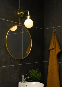 Badrumslampa Vägg Mässing/Opalvit Aneta Lighting Florens