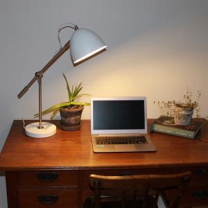 Skrivbordslampa Vit Oriva Montreal 56cm