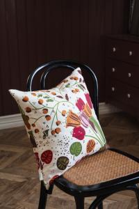 Kuddfodral Blommigt Ailanthus Multi 47x47cm Almedahls