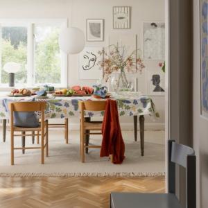 Almedahls Bordsduk Ailanthus Ljus Multi 145x250cm