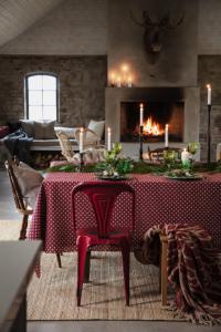 Almedahls Korg Bordsduk Röd 145x250cm