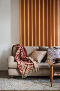 Almedahls Kotteri Ullpläd 130x170cm Vinröd/Beige