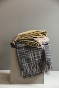 Almedahls Pickepin Ullpläd 130x170cm Mossgrön/Beige