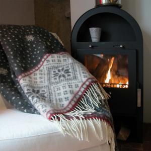 Almedahls Snow Ullpläd 130x170cm Grå/Röd