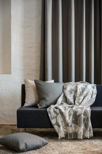 Almedahls Skogen Ullpläd 130x170cm Grå/Offwhite