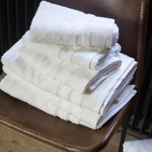Badlakan Fritz Magnus Ezra Frotté 550g Vit 100x150cm