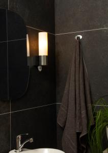 Badrumslampa Vägglampa Krom/Opalvit Aneta Cosenza