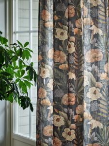 Blommig Gardin Redlunds Cordoba Svart 140x250cm 2-Pack