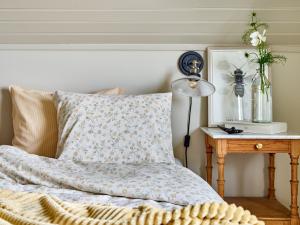 Blommigt Påslakanset Lotta Beige 150x210cm Redlunds