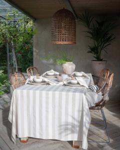 Bordsduk Amalia Randig Linnebeige 140x300cm Fondaco