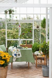 Bordsduk Grön Almedahls Prickruta 145x250cm