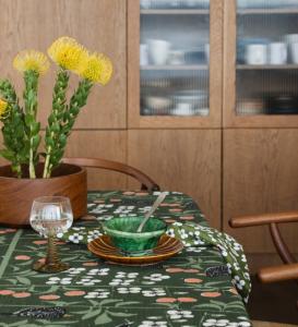 Bordsduk Körsbärsträdgården Mörkgrön 145x250cm Almedahls