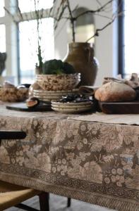 Bordsduk Latte Fondaco Sonia 145x300cm