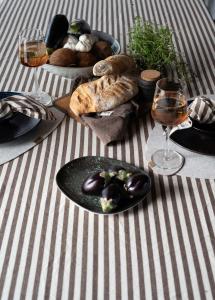 Bordsduk Svea Randig Nougat 140x300cm Fondaco