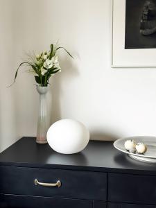 Bordslampa Glas Opalvit Aneta Lighting Globus 24cm