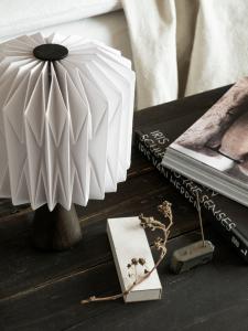 Bordslampa Fia Papper Vit Watt & Veke 31cm