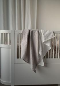 Borganäs of Sweden Muslinfilt Barnfilt Grå/Vit 2-Pack