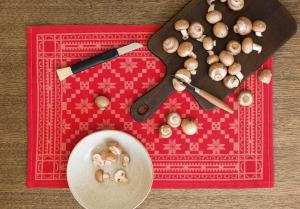 Bordstablett Röd Ekelund Åttebladrose 35x48cm