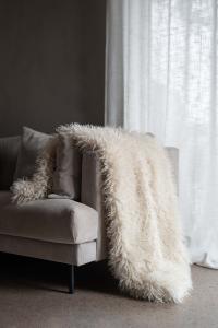 Pläd Fuskpäls Offwhite Fondaco Curly 120x150cm
