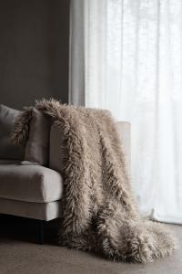 Pläd Fuskpäls Sand Fondaco Curly 120x150cm