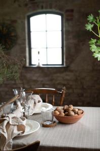 Fondaco Dora Bordsduk Sand/Vit 145x250cm