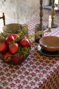 Fondaco Judith Bordsduk Röd 140x250cm