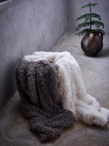 Fuskpälspläd Polar Greige 130x170cm Redlunds