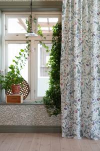 Gardin Blommig Viola Offwhite 140x250cm 2-Pack Fondaco