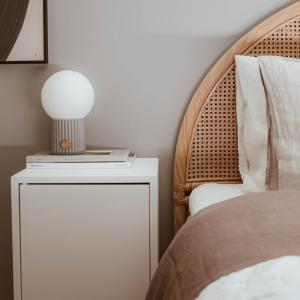 Bordslampa Grå Globen Lighting Hubble 15cm