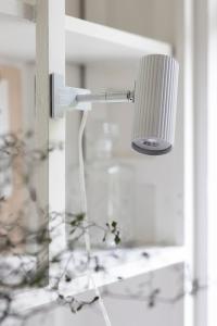 Klämlampa Vit Globen Lighting Hubble 12cm