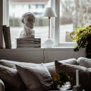 Bordslampa Vit Globen Lighting Iris 20