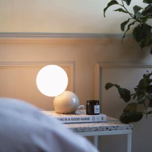 Bordslampa Opalvitt Glas Beige Globen Lighting Ripley 17cm