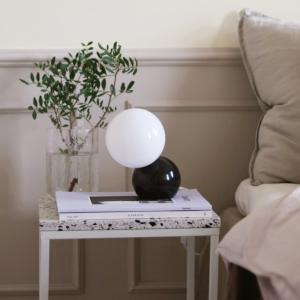 Bordslampa Opalvitt Glas Svart Globen Lighting Ripley 17cm