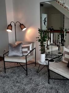 Golvlampa Svart/Valnöt 2L Aneta Lighting Ljusdal 140cm