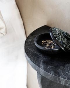 Sidobord/Vägghylla Svart House Doctor Mega 36cm