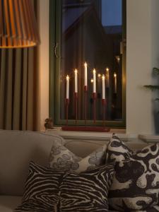 Konstsmide Adventsljusstake LED Trä/Metall Mörkröd 5L 53,5cm