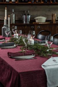 Kosta Linnewäfveri Eliza Bordsduk Vinröd 150x250cm