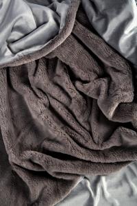 Kosta Linnewäfveri Nordby Fuskpälspläd Grå 130x170cm