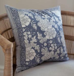 Kuddfodral Blommigt Sonia Blå 48x48cm Fondaco