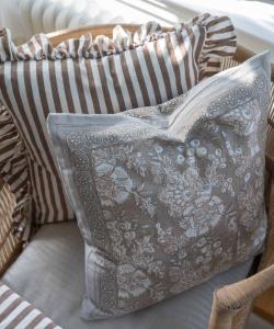 Kuddfodral Blommigt Sonia Linnebeige 48x48cm Fondaco