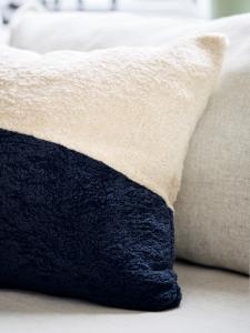 Kuddfodral Fuskpäls Austin Mörkblå 45x45cm Svanefors