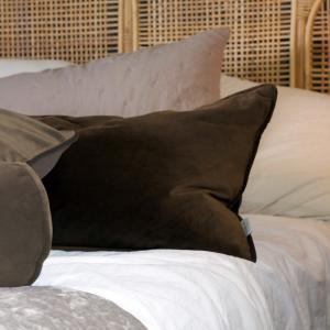 Kuddfodral Sammet Avlång Estelle 35x80cm Mocca Svanefors