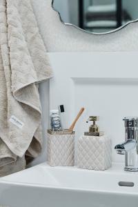 Lene Bjerre Portia Tandborstmugg Camel/Guld