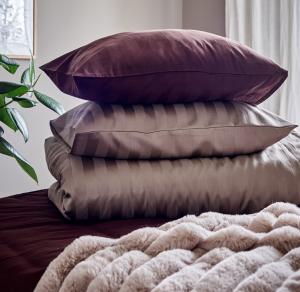 Satin Påslakanset Mirage Brun 150x210cm Nina Royal