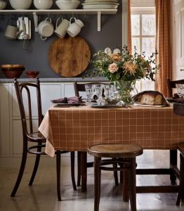 Nina Royal Nea Big Bordsduk Lejongul 140x250cm